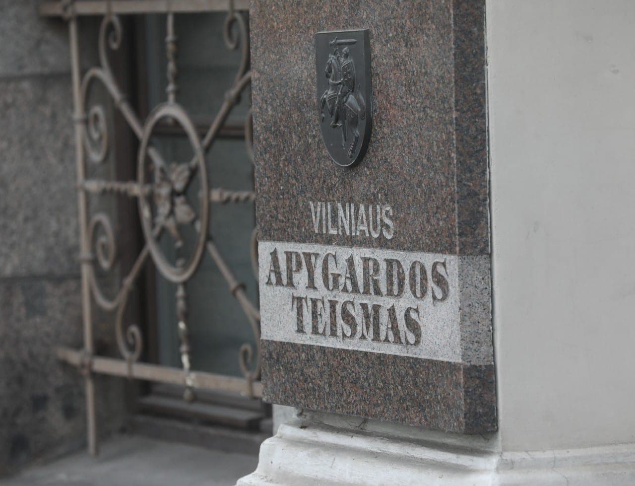 Vilniaus arkikatedroje kanapes smilkęs vyras sulaukė 1400 eurų baudos
