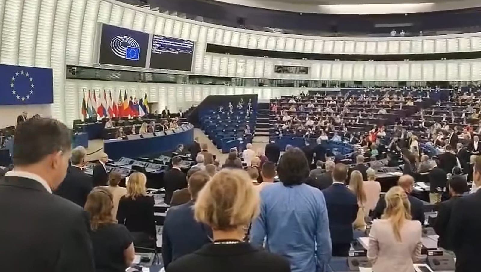 ES Parlamento dvigubi standartai: pagarba Džordžui Floydui, bet ne Čarliui Kirkui