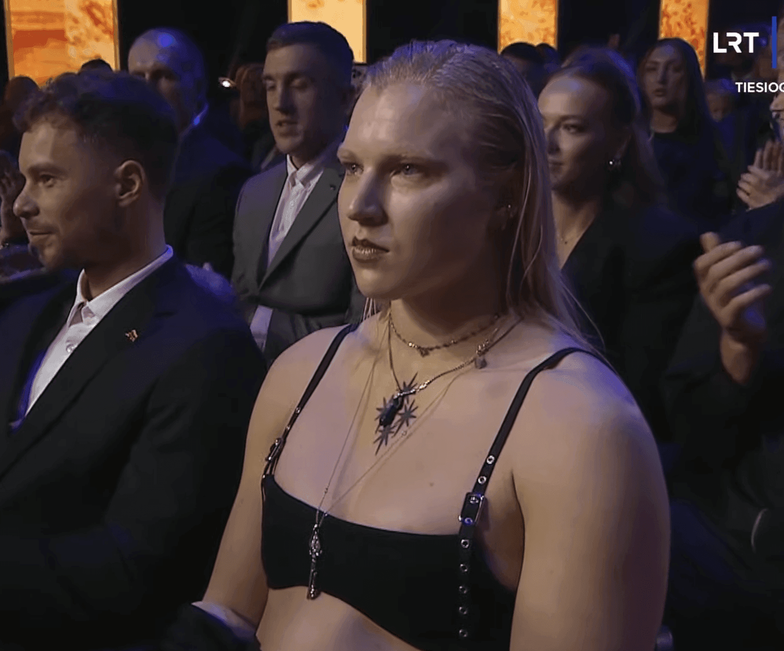 Pusnuogei R. Meilutytei apdovanojimą atnešė kunigas R. Doveika – pati net nepakilo nuo kėdės