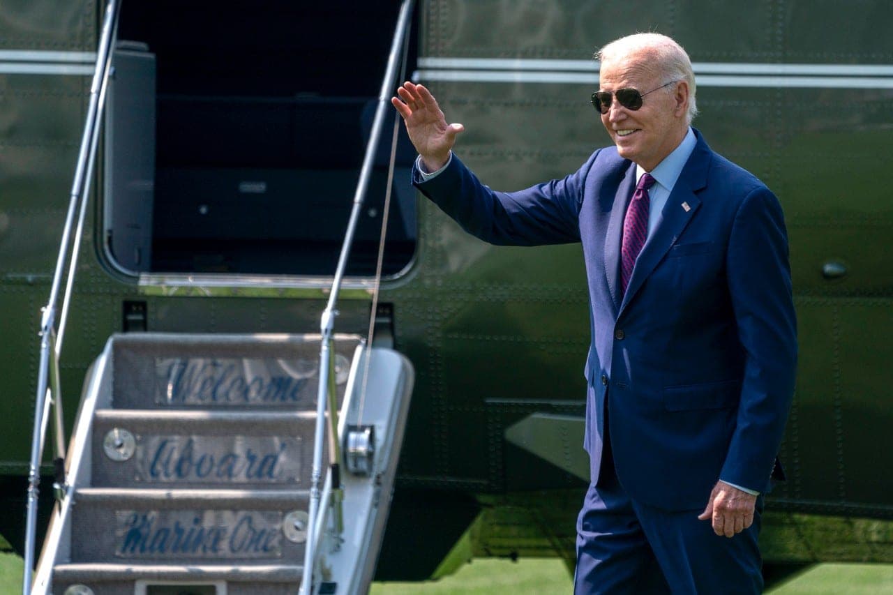 J. Bideną Havajuose minia pasitiko rodant vidurinius pirštus ir skanduotėmis „Velniop Bideną“