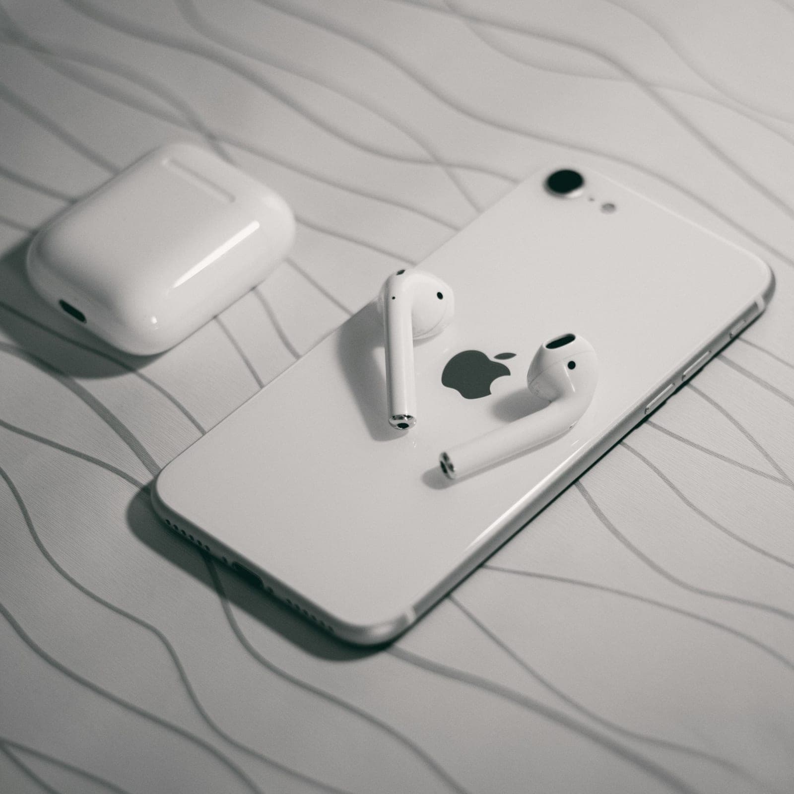 „Apple“ tyčia ar netyčia nutekino bendrovės paslaptis: planai dėl iPhone, iPad ir kitų įrenginių