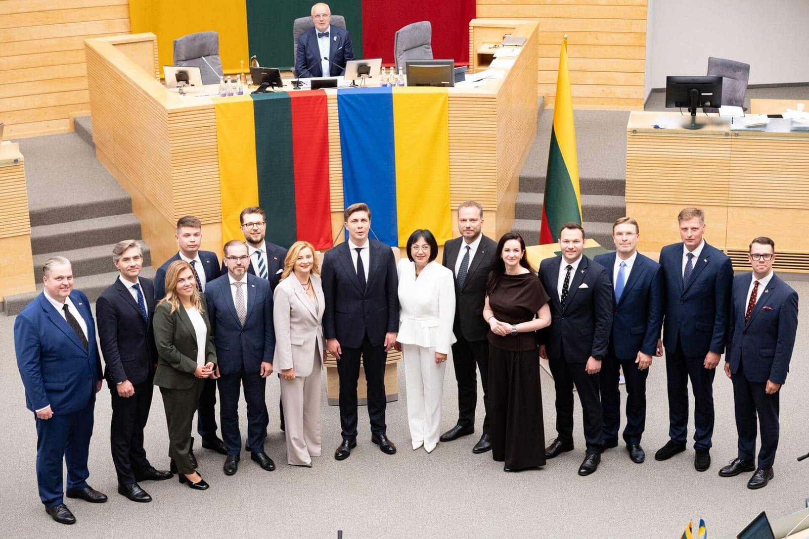 Naujoji Vyriausybė oficialiai pradėjo darbą: prisiekė visi ministrai