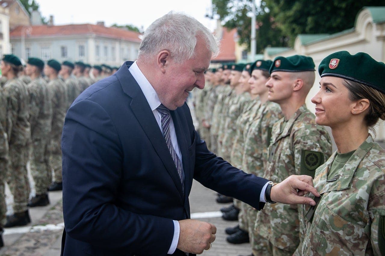 Į kariuomenę siūlo šaukti ir moteris