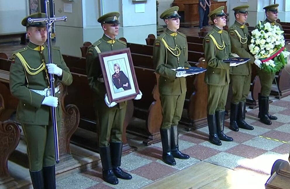 Lietuva atsisveikino su Kazimira Prunskiene: Signatarų kalnelyje nuskambėjo paskutiniai padėkos žodžiai