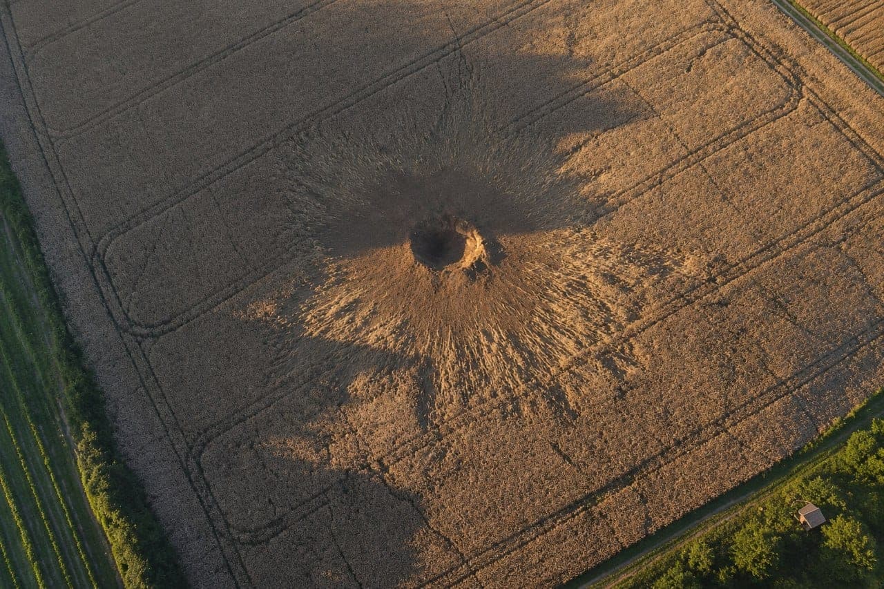 Lenkijoje – nerimą keliantis radinys: laukuose aptiktas krateris ir raketos nuolaužos