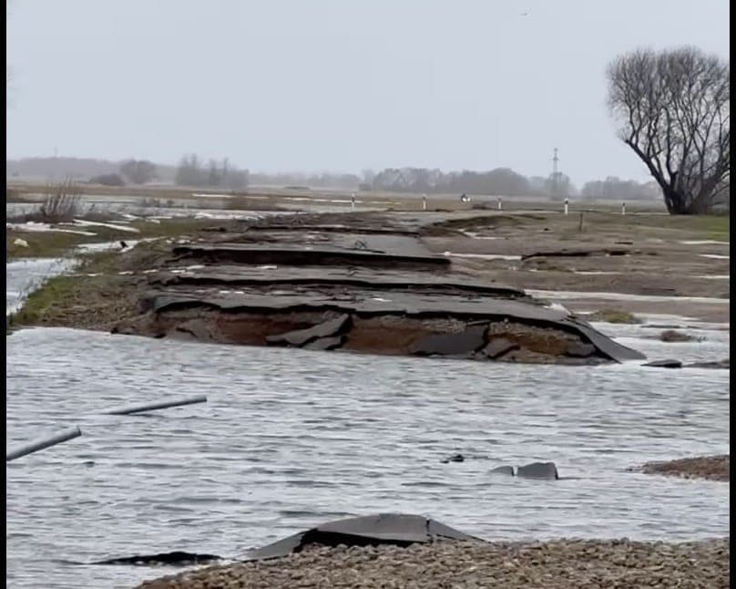 Pagėgiuose ekstremali situacija: suremontuotą kelią visiškai išplovė potvynio vanduo (VIDEO)