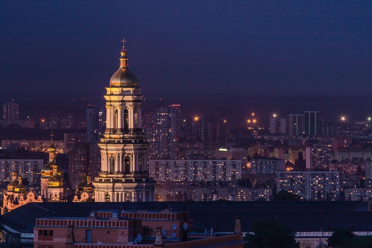 Ukrainai atsidūrus ties bankroto riba, iš to pelną kraunasi Vakarai