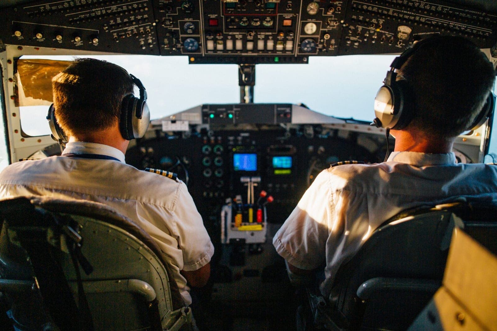 Pilotas po trijų alaus? Štai kiek alkoholio iš tiesų leidžiama prieš skrydį