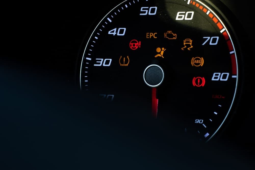 Kalėdinė girlianda automobilio prietaisų skydelyje: kurių signalų ignoruoti nevalia?