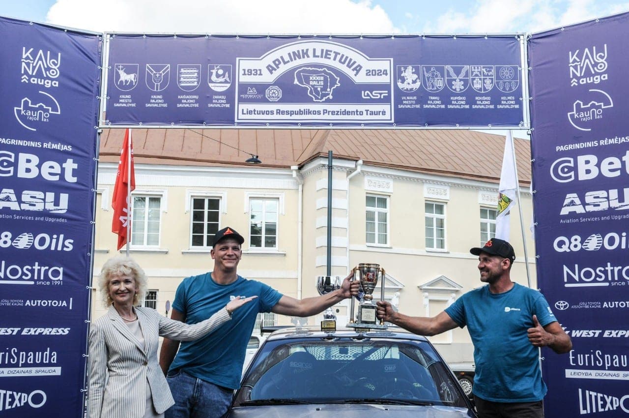 Prezidento Gitano Nausėdos taure apdovanoti ralio „Aplink Lietuvą“ nugalėtojai