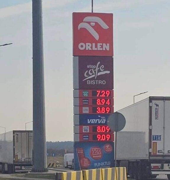 Nuo šiandien Lenkijoje įsigaliojo kuro kainų lubos: kiek kainuoja benzinas ir dyzelinas?