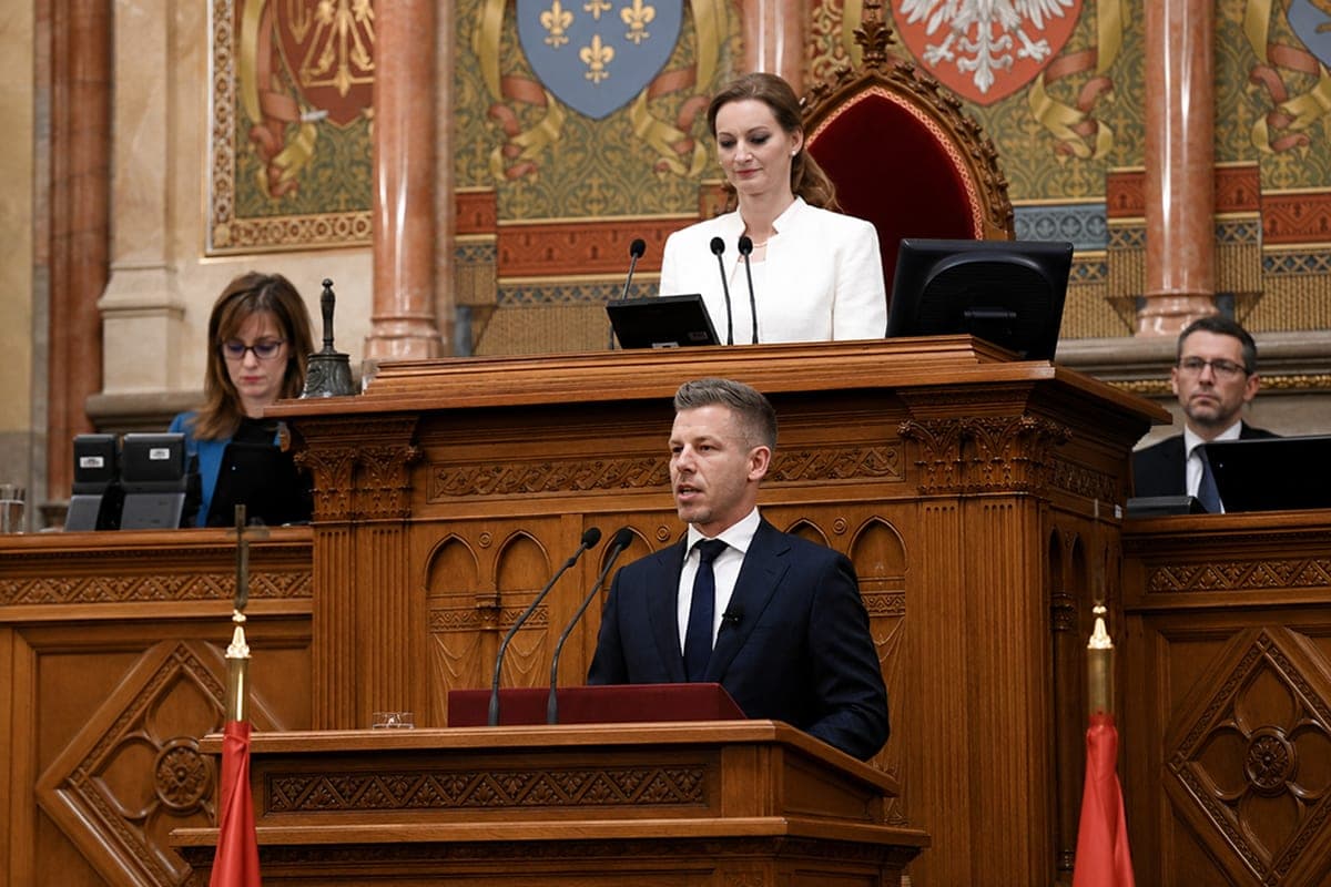 Péteris Magyar prisiekė Vengrijos premjeru ir pareikalavo „Orbáno režimo likučių“ pasitraukimo