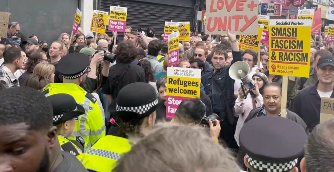 Britai prieš migrantus: dvelkia pilietiniu karu?