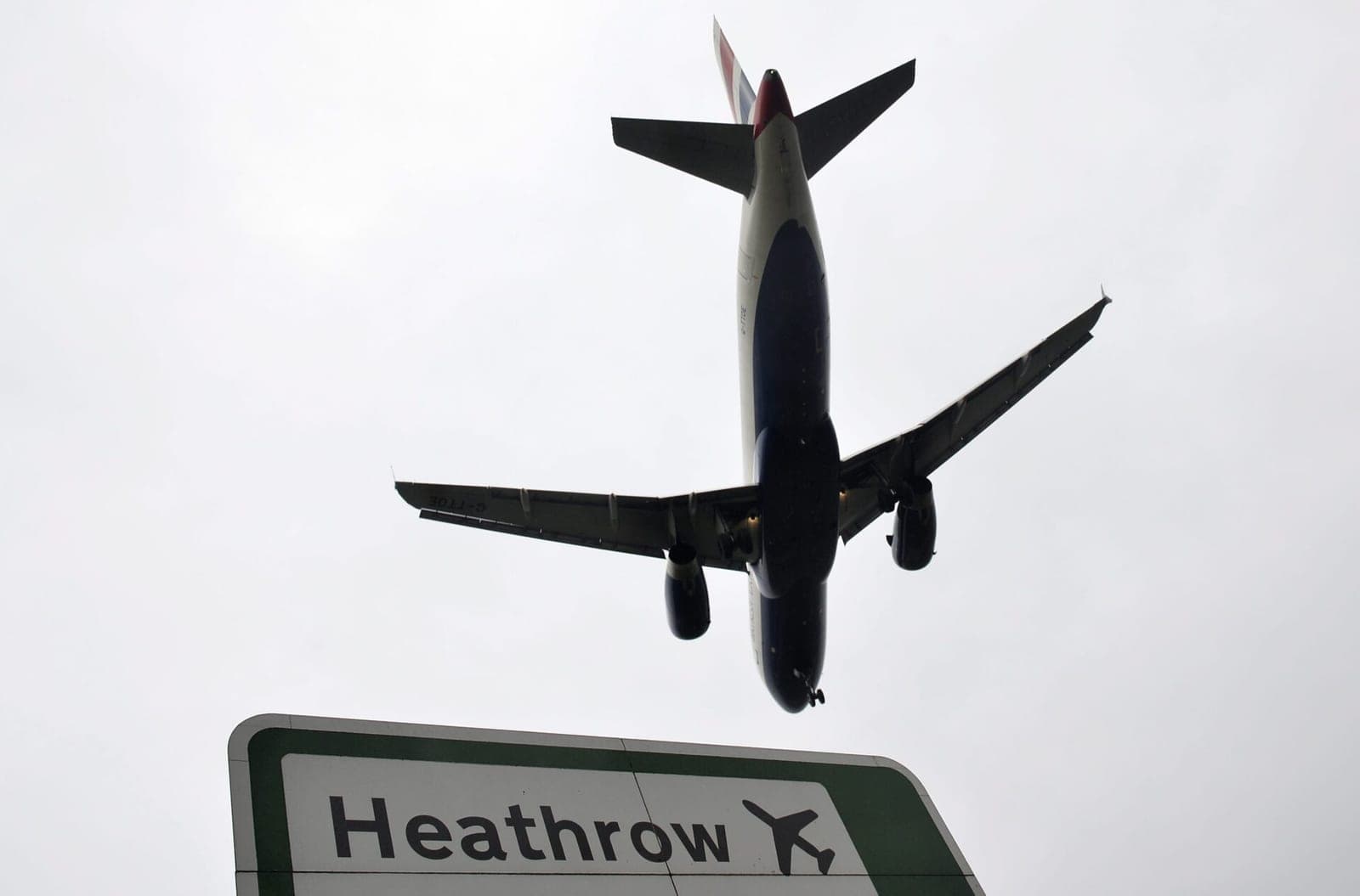 Heathrow oro uosto uždarymas: kas šiuo metu žinoma apie chaosą sukėlusį gaisrą?