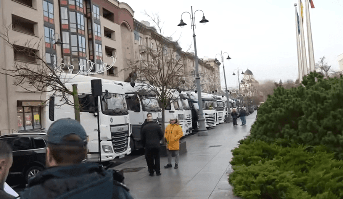 Transporto sektorius braška per siūles: vežėjai šaukiasi pagalbos, Vyriausybė siunčia šaltą dušą