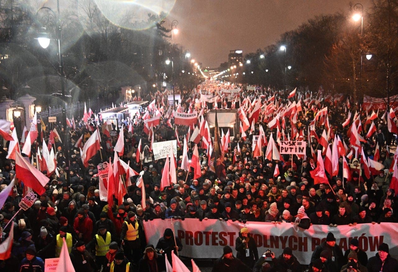 Tūkstančiai žmonių Lenkijos gatvėse: ką tik išrinkto D. Tusko valdžia jau spėjo „padirbėti“