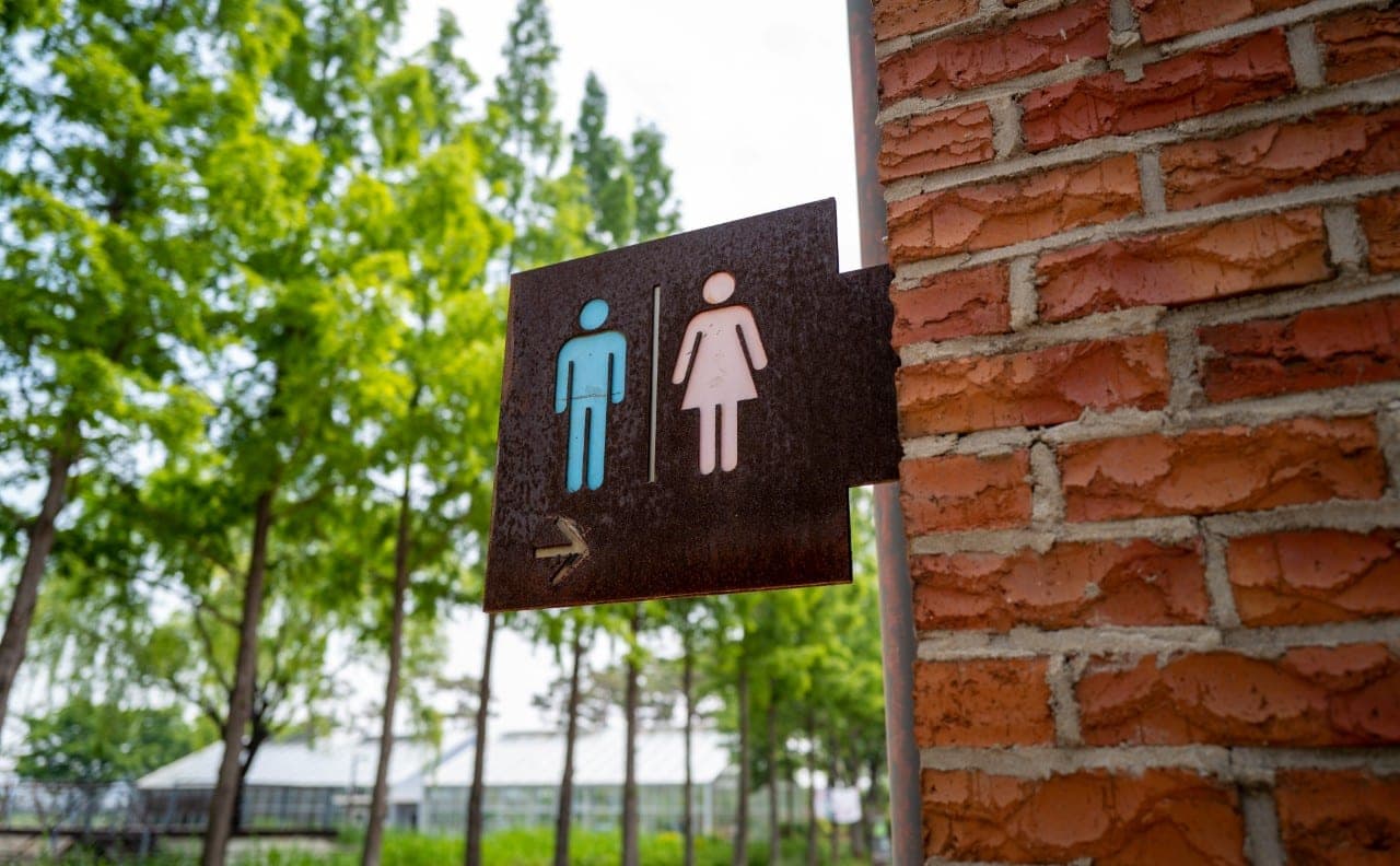 Kanados premjeras vyrų tualetuose įrenginės tamponų dozatorius