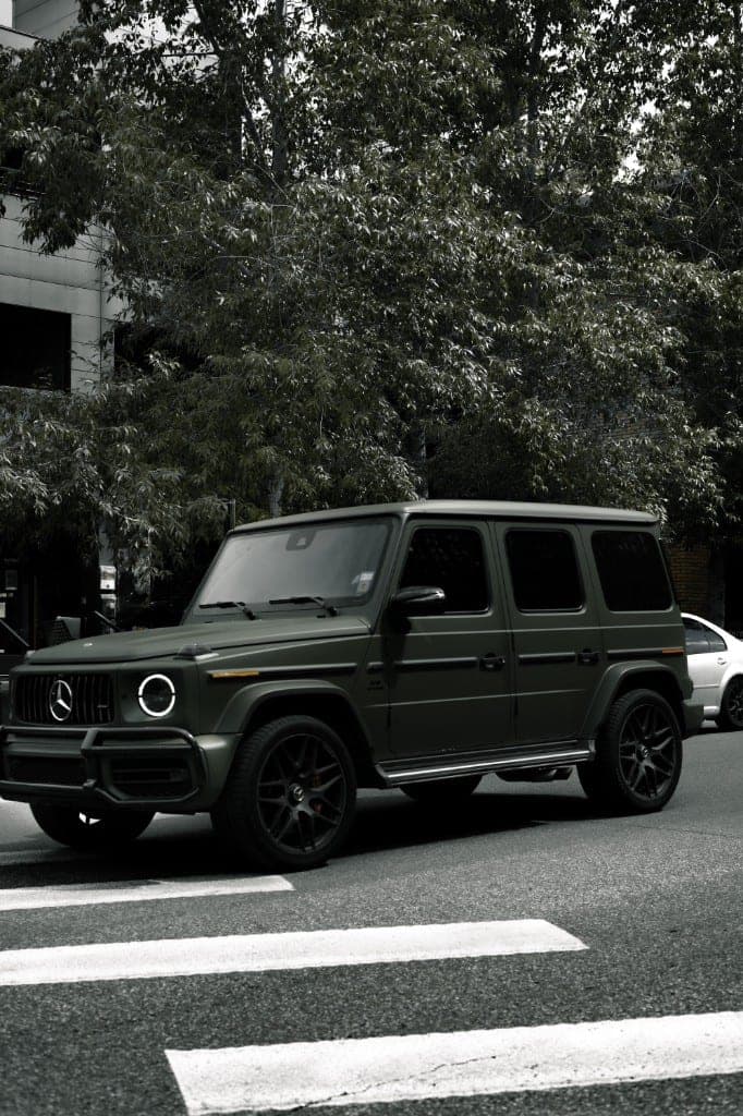 Už aukotus pinigus Raudonasis kryžius pirko prabangius „Mercedes“ džipus?
