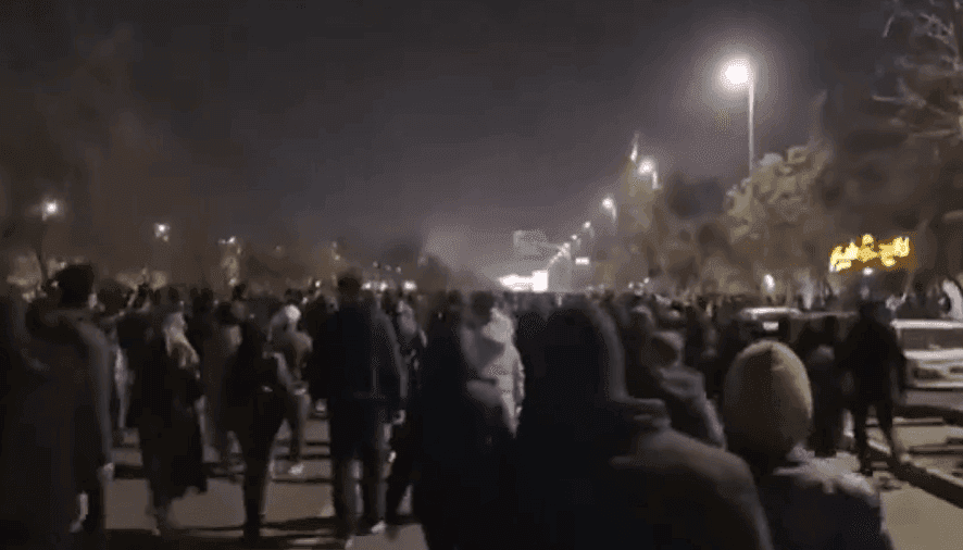 Teherane ir kituose Irano miestuose įsisiautėjo protestai prieš vyriausybę: valdžia atjungė internetą