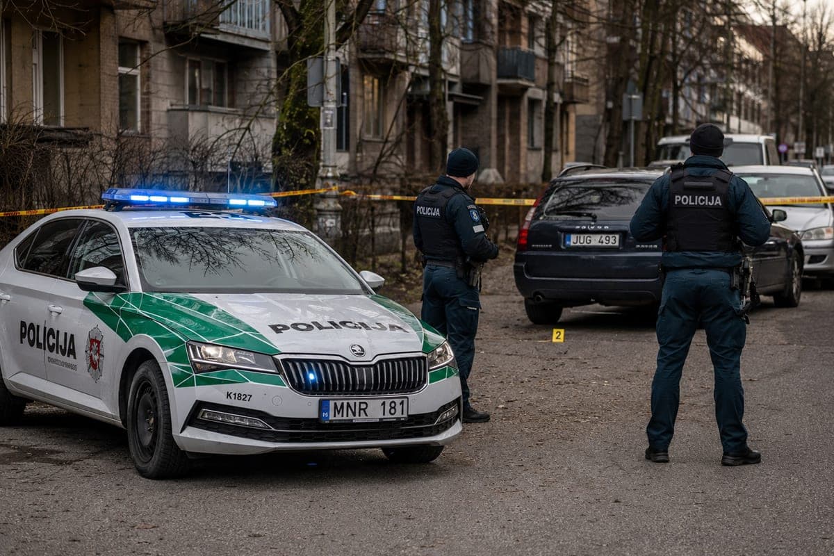 Vilniuje rastas „Airsoft“ pistoletas, Telšiuose – 5000 kontrabandinių cigarečių pakelių