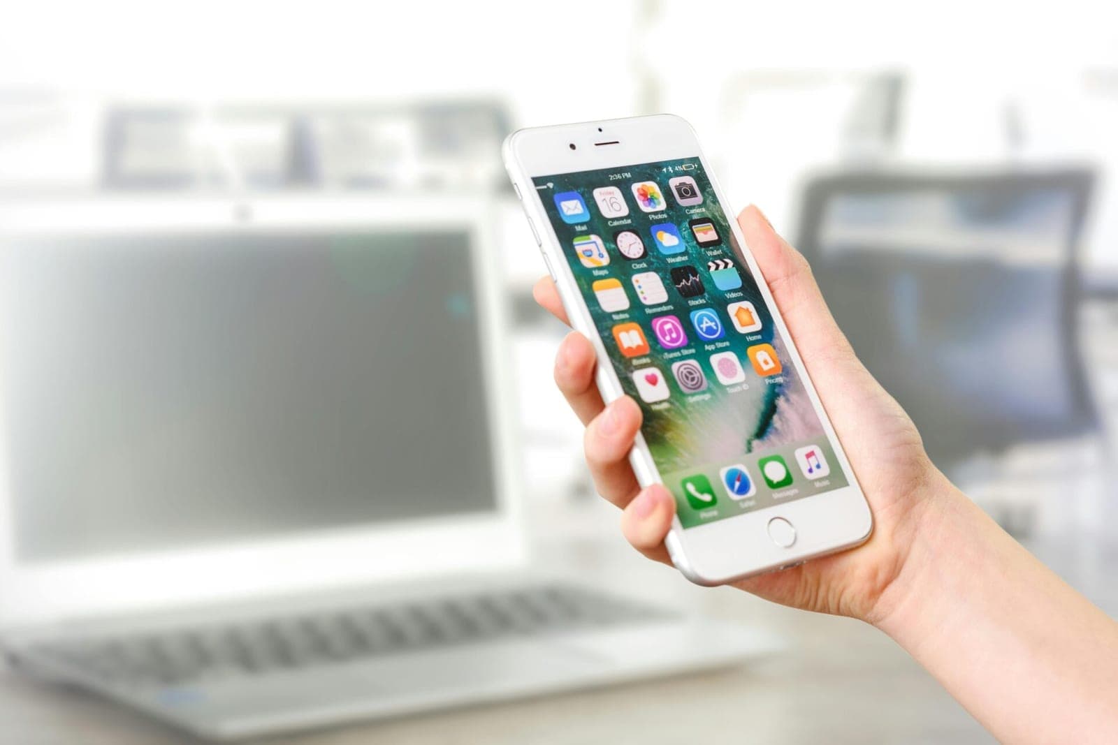 Daugiau kaip 90 proc. žmonių dieną pradeda ir baigia tikrindami telefoną