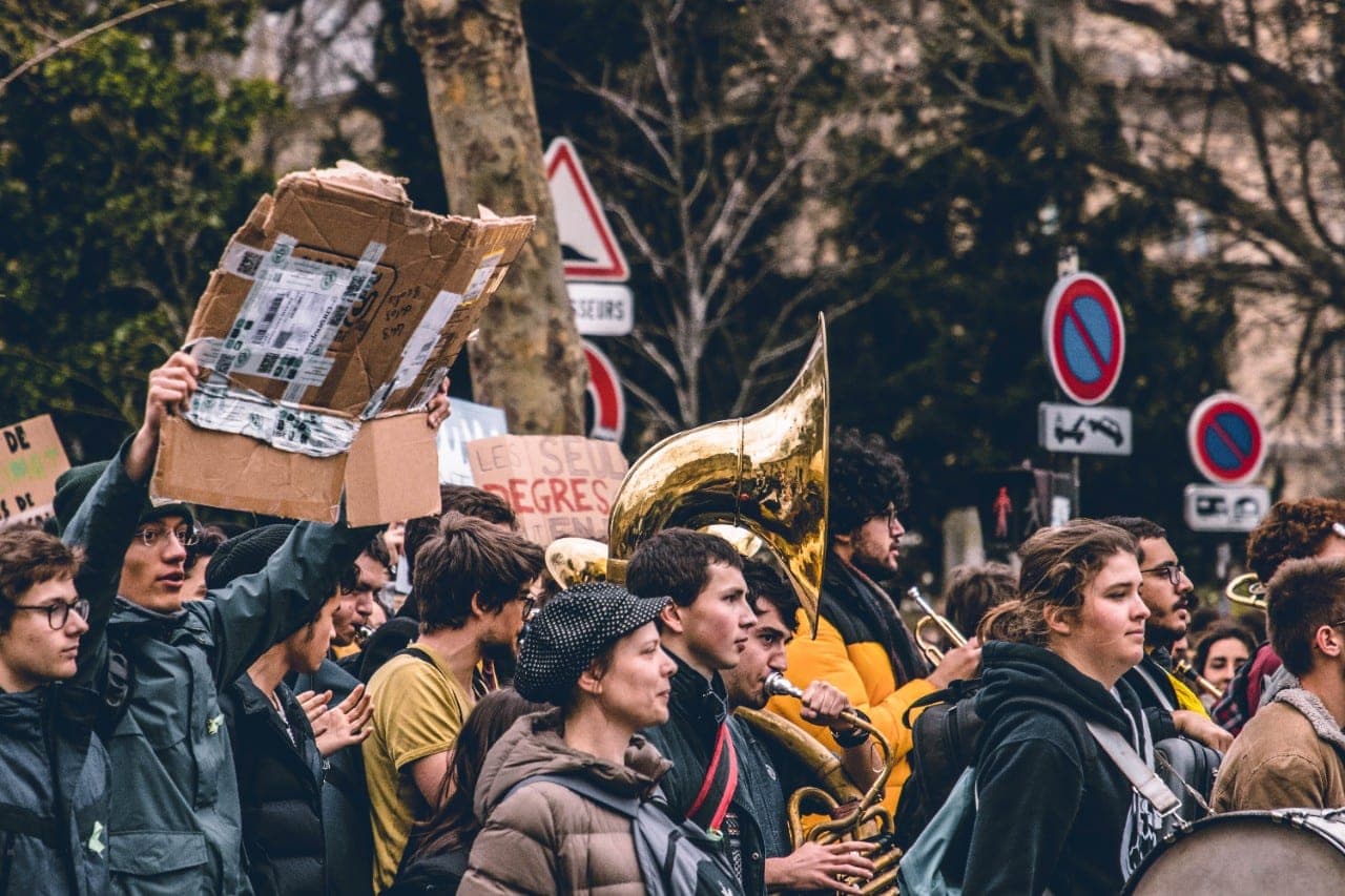 Prancūzijoje protestai intensyvėja, o Izraelio premjeras jau pasidavė