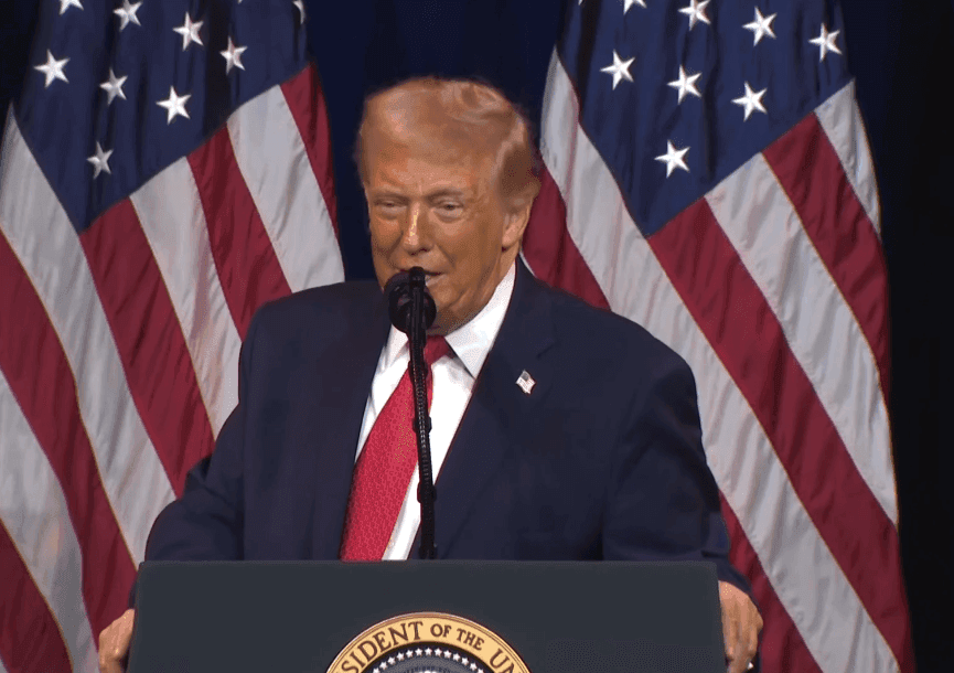D. Trumpas grasina Iranui karine jėga, o protestų metu žuvusiųjų skaičius sparčiai auga