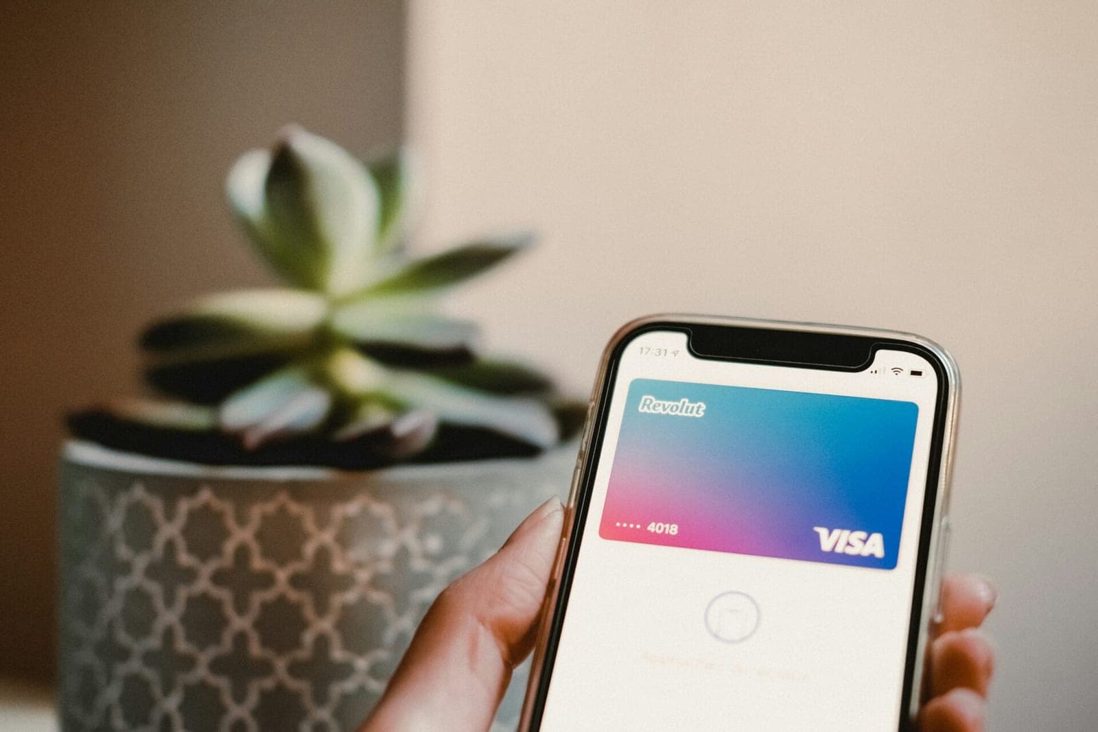 „Revolut“ blokuos rusų, neturinčių leidimo gyventi ES, sąskaitas