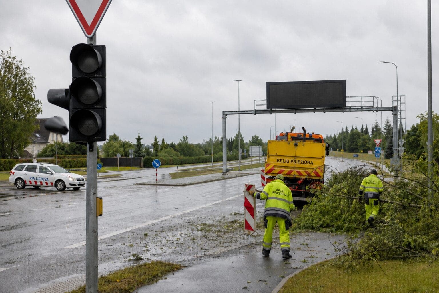 Po rugpjūčio 22-osios audros keliuose neveikė 9 šviesoforai ir 19 informacinių ženklų