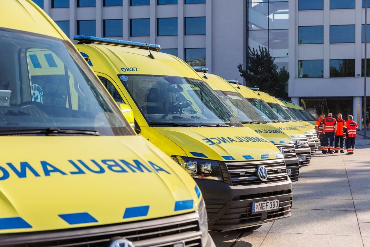 Greitosios medicinos pagalbos automobiliai Lietuvoje – nuo šiol Ukrainos vėliavos spalvų: ar nepersistengta?