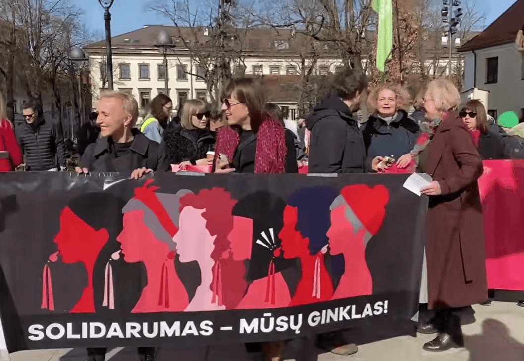 Moterų solidarumo eitynėse Vilniuje – ne tik šūkiai apie teises: nauja statistika nustebino