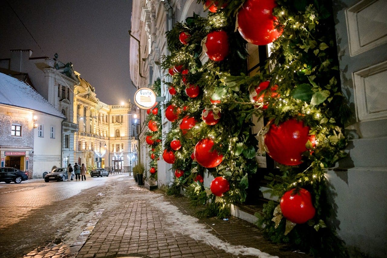 Pasibaigus Vėlinėms, parduotuvių lentynas šturmavo eglutės ir šventinės girliandos