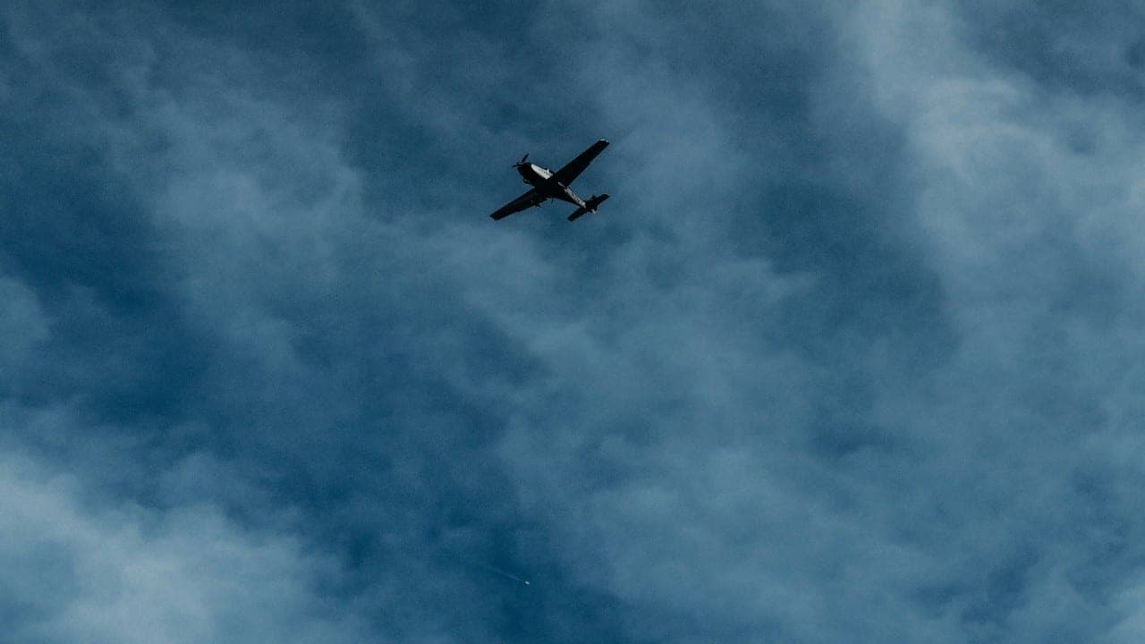 Irano raketos skriejo šalia keleivinio lėktuvo