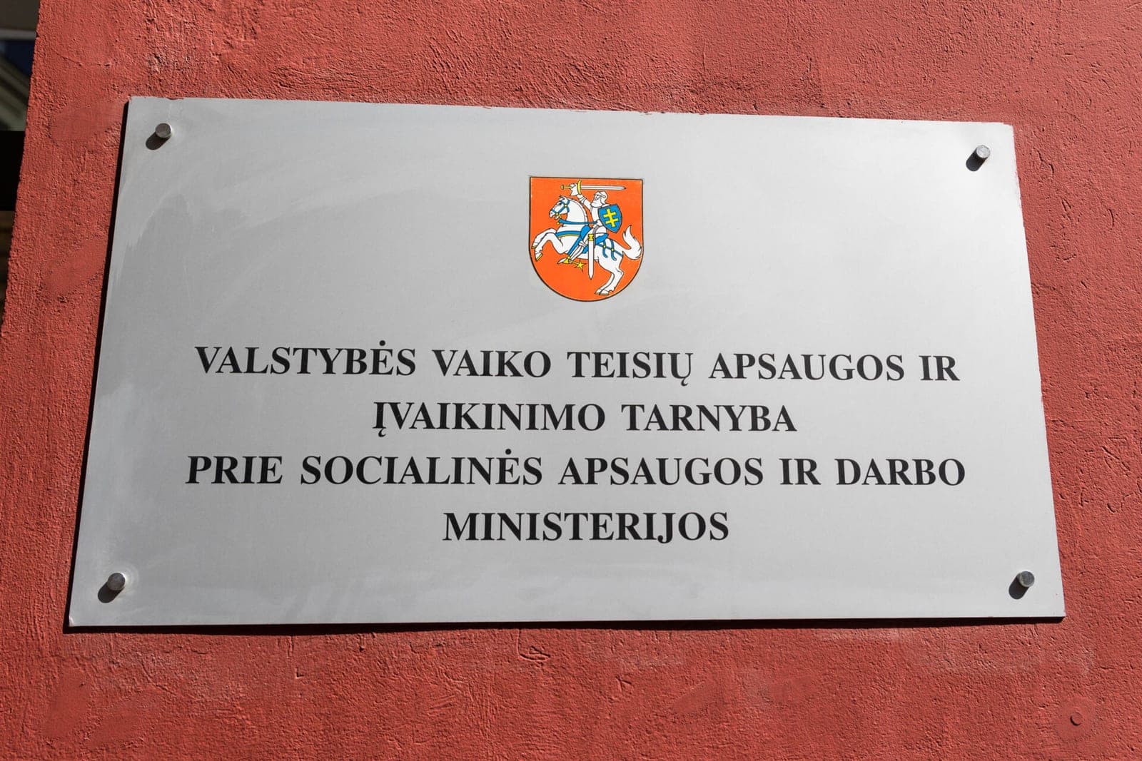 Vaiko teisių drama Suvalkijoje: paauglė neperstojamai skundžia savo tėvus, tarnybos bejėgės