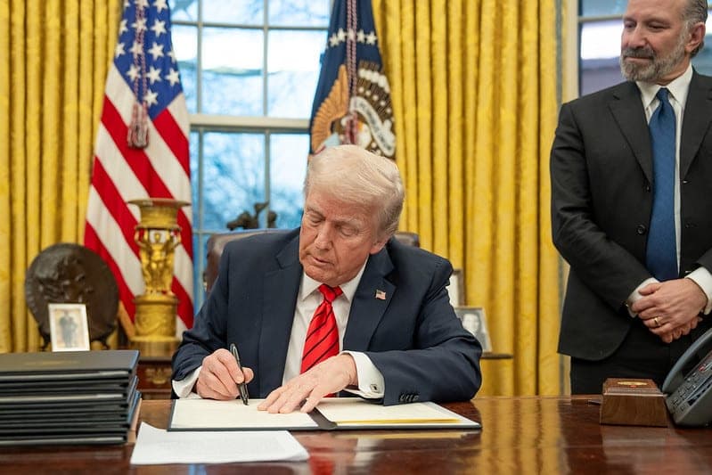 D. Trumpas pasirašė vykdomuosius įsakymus, nukreiptus prieš aukštųjų mokyklų „woke“ pastangas