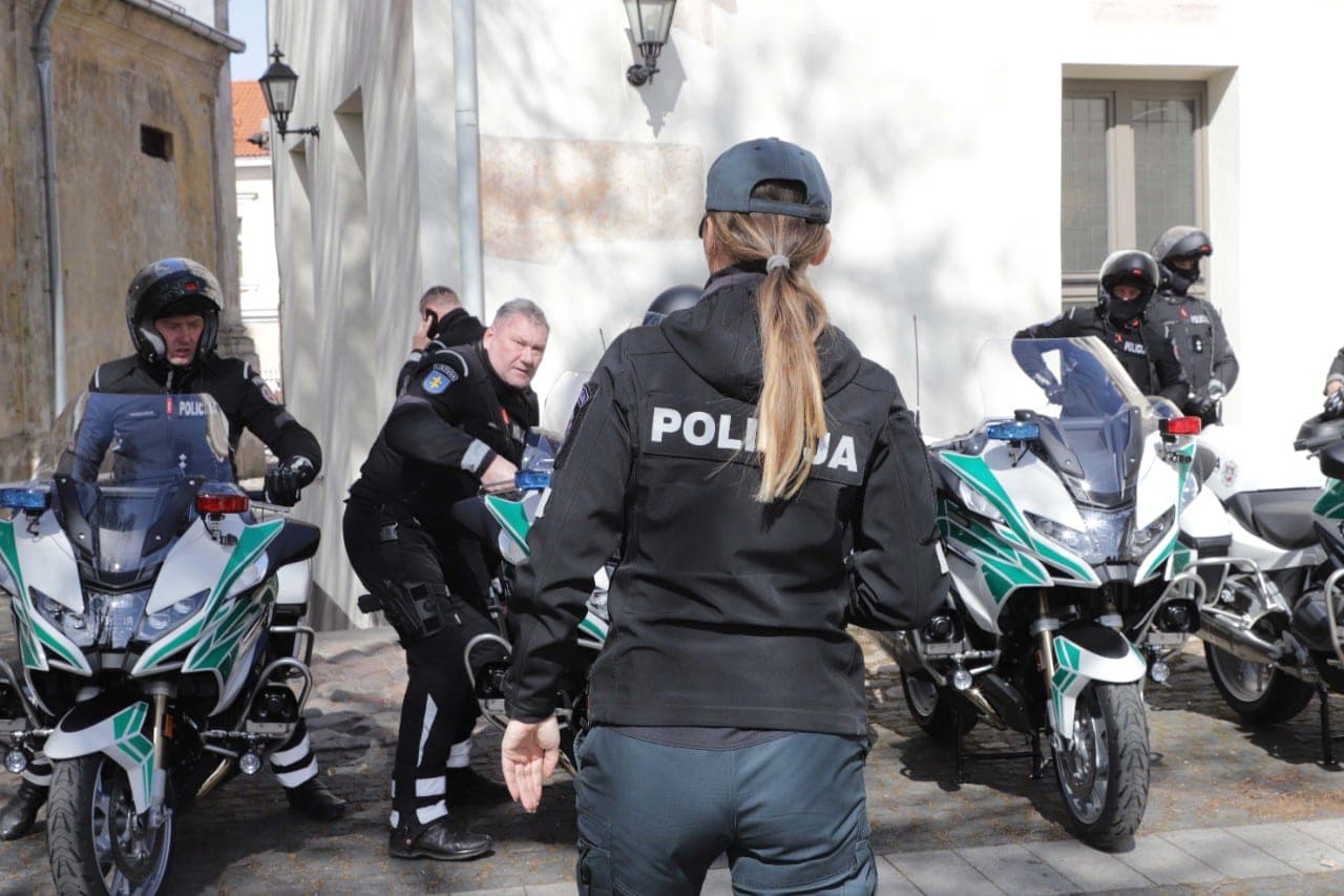 Prokuratūra atlieka tyrimą dėl galimo pareigūnės išprievartavimo