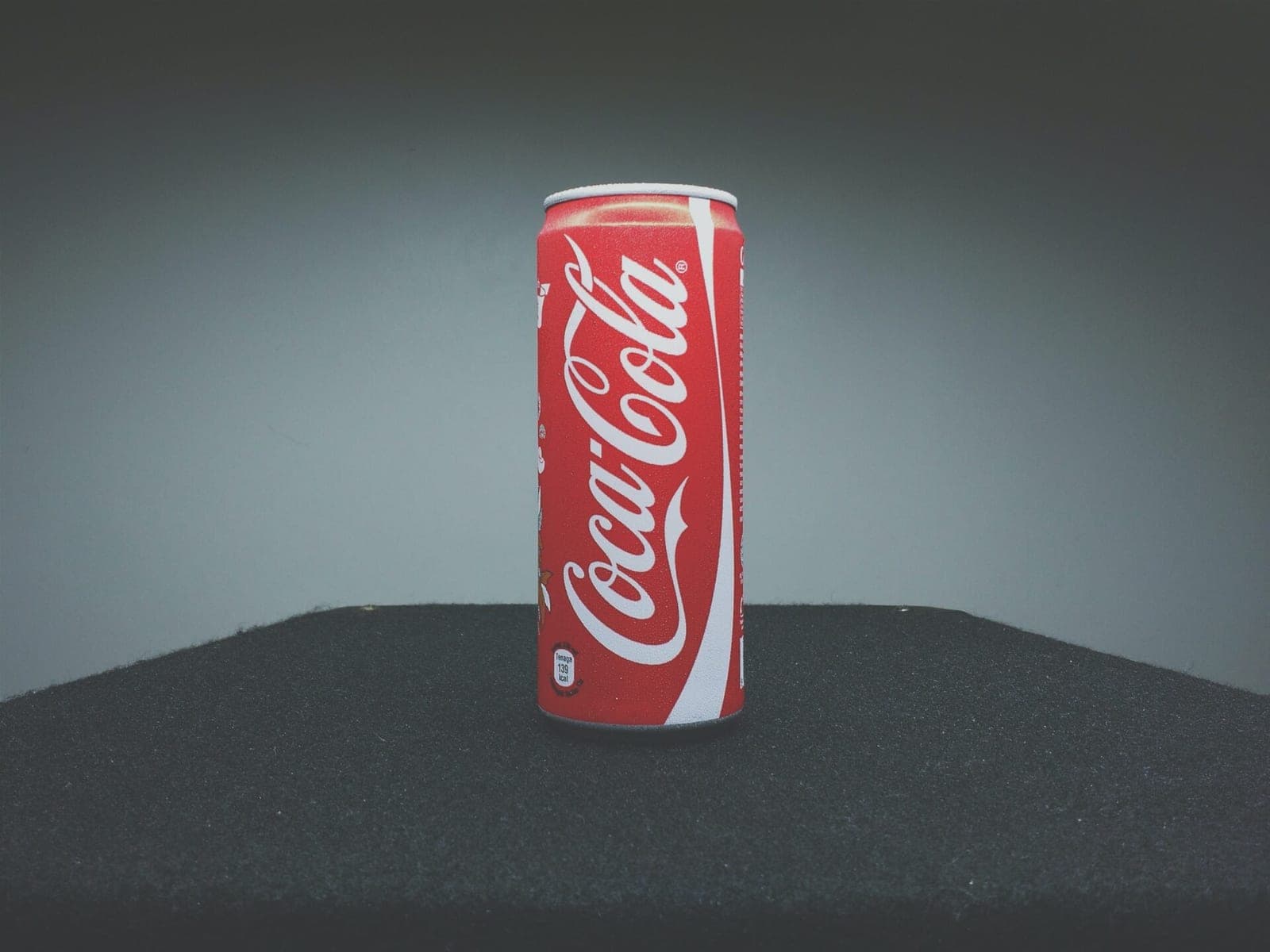 Kvailiausi mitai apie „Coca Cola“ gėrimus: nuo skrandžio gydymo iki variklių valymo