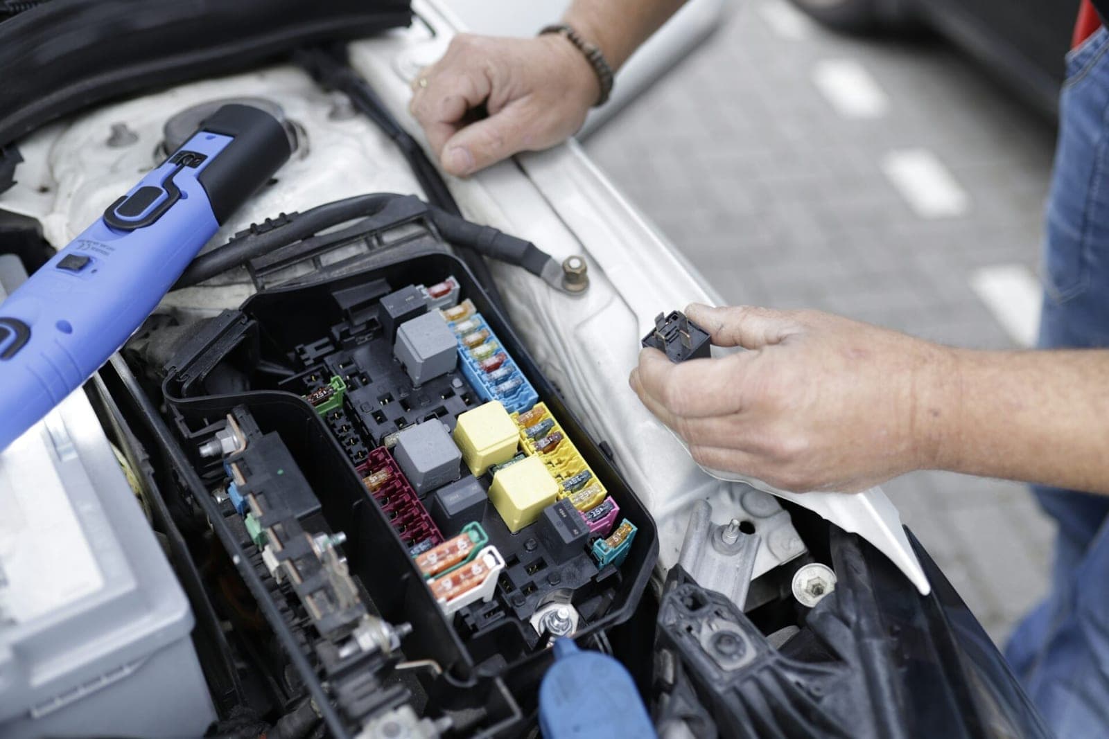 Garantinio aptarnavimo taisyklės galimai pažeidžia automobilių pirkėjų teises: verčiami rinktis 4 kartais brangesnį remontą