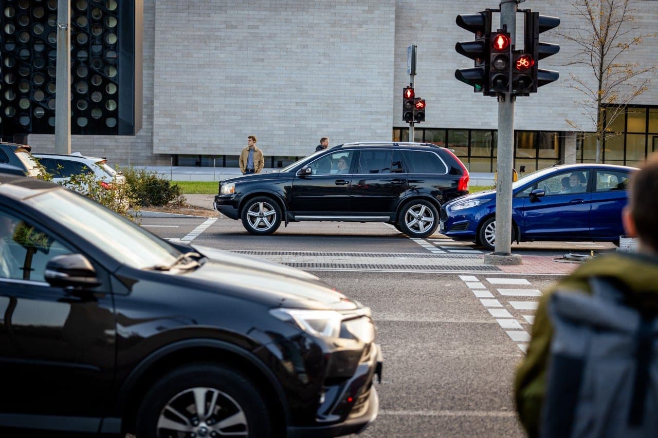 Automobilis pervažiavo vaiko koją – vaiką paliko kelkraštyje