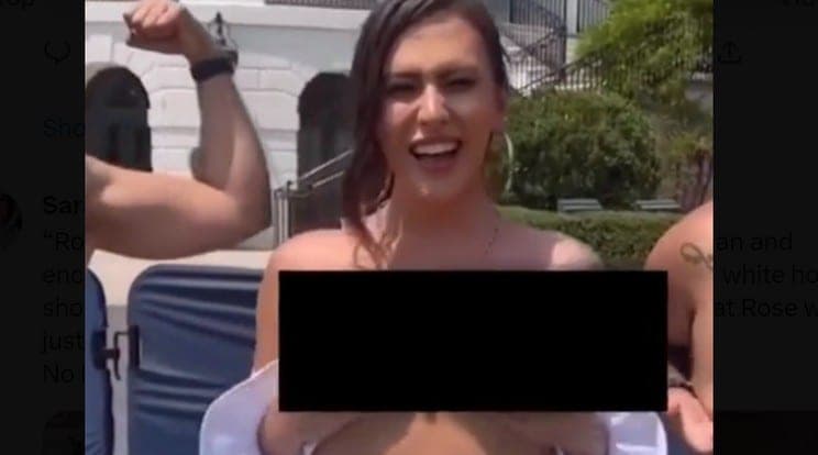 Transseksualė spaudė ranką J. Bidenui ir apsinuogino Baltųjų Rūmų sode