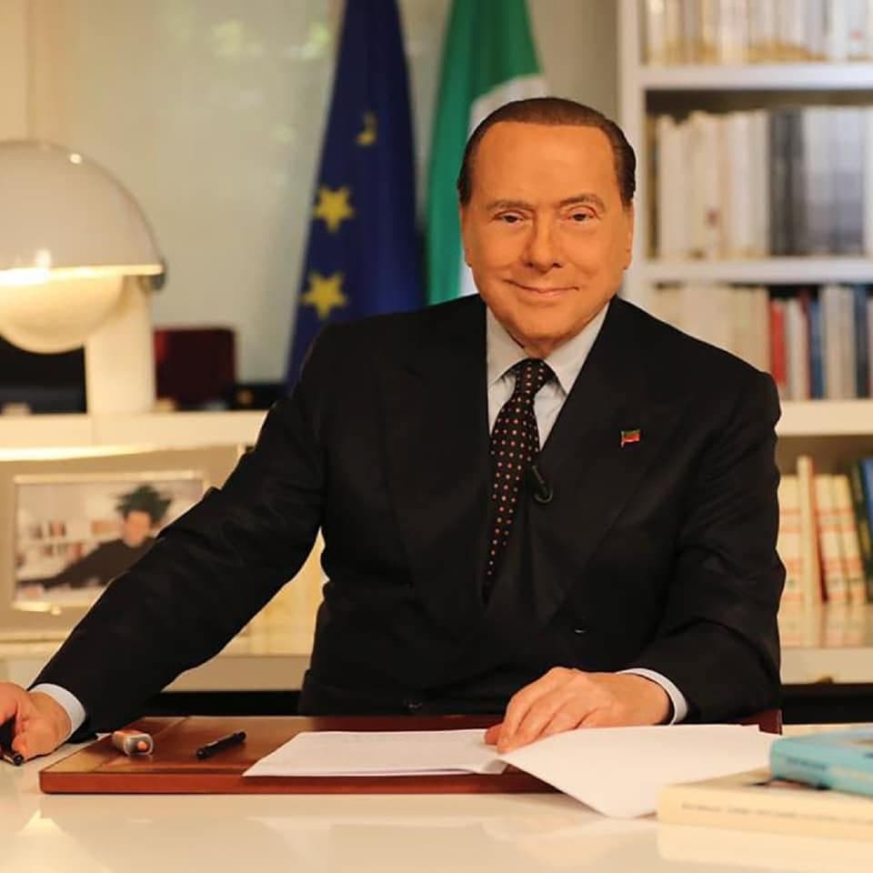 Mirė buvęs Italijos premjeras Silvio Berlusconi