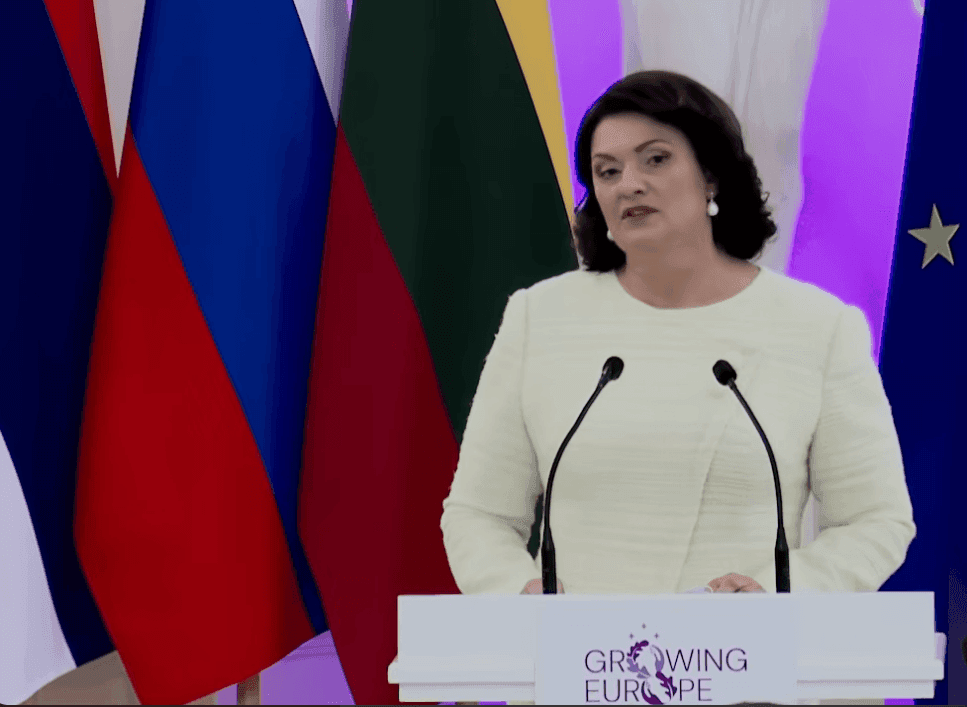 Internautai ir vėl leipo iš D. Nausėdienės kalbos: kas ruošia tuos „rašinėlius“?