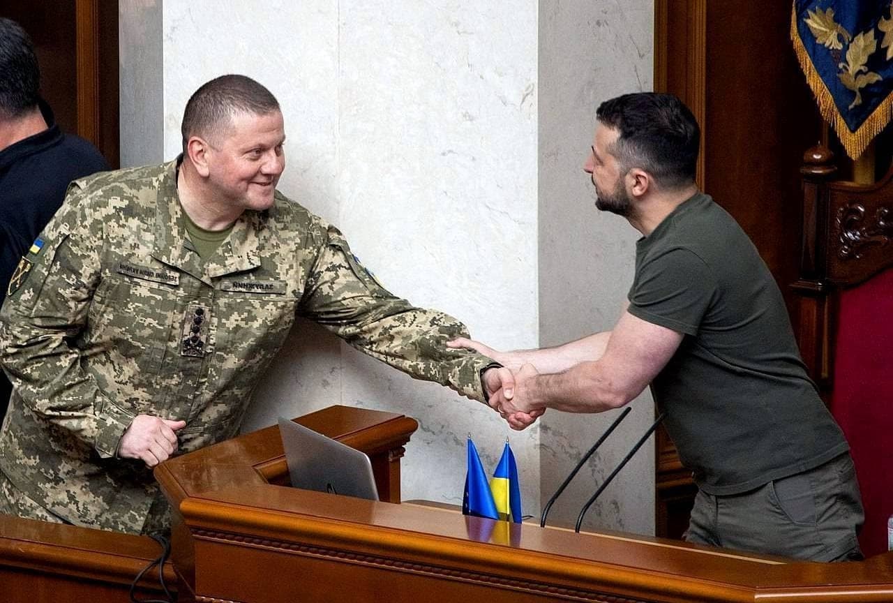 Konfliktas tarp V. Zelenskio ir V. Zalužno: regionams įsako nebendrauti su kariuomenės vadu