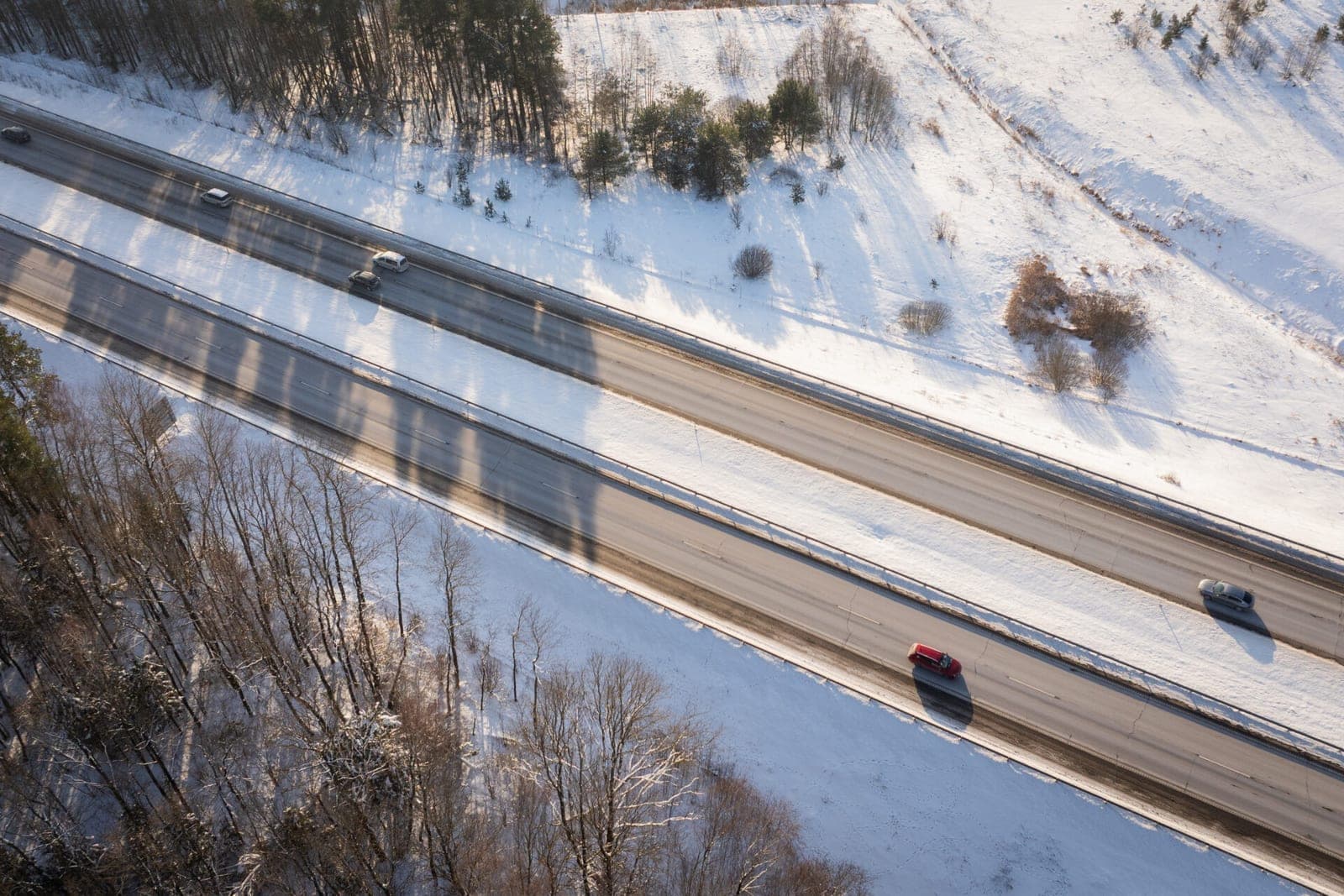 „Via Lietuva“: pavojingiausios duobės šalinamos nedelsiant, ilgalaikis remontas prasidės atšilus