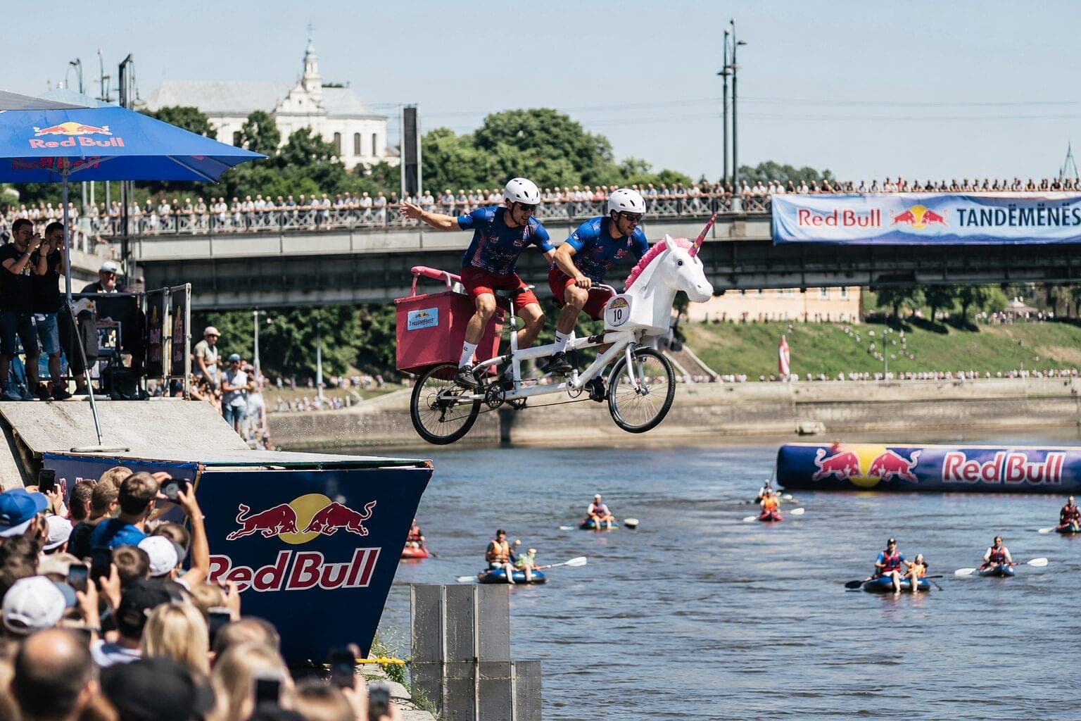 „Red Bull Tandemynės“ atskleidė programą: kas laukia žiūrovų prie sostinės Baltojo tilto?