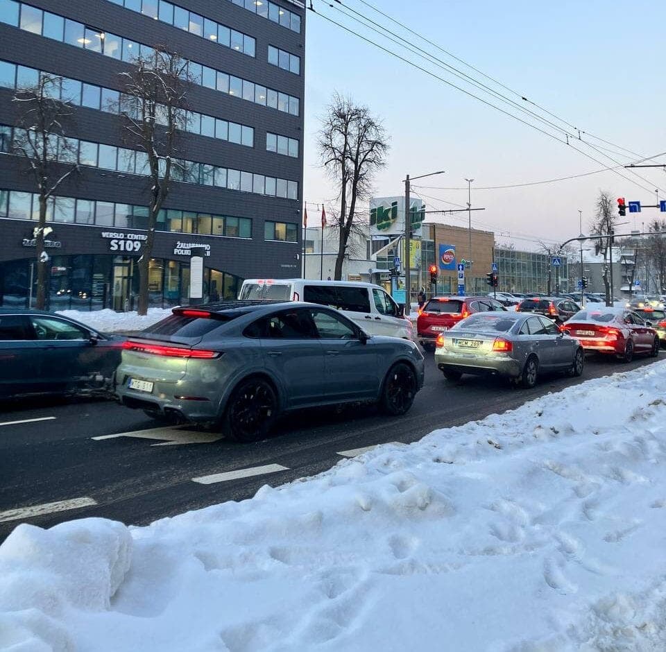 Dėl gausaus snygio Vilniuje ir visoje Lietuvoje eismo sąlygos išlieka sudėtingos