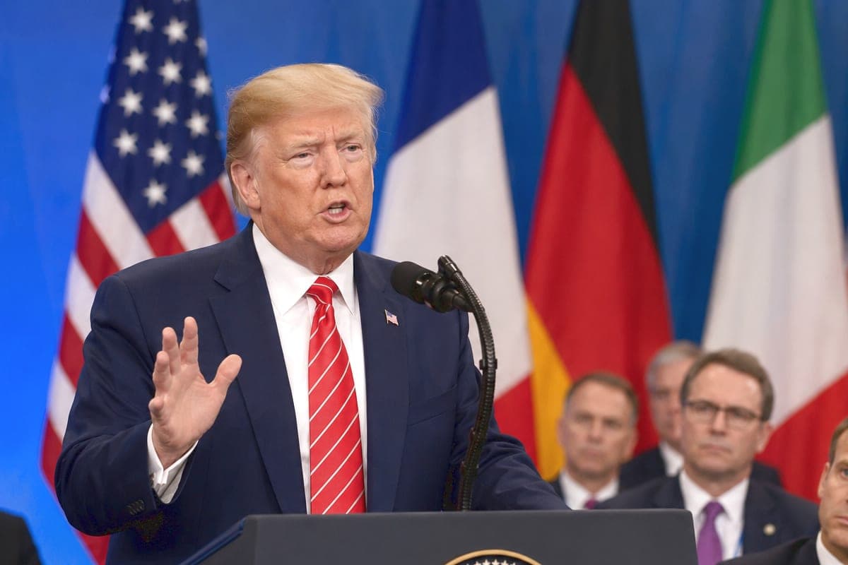 D. Trumpas vėl šiurpina NATO: dabartinę JAV paramą aljansui pavadino „juokinga“