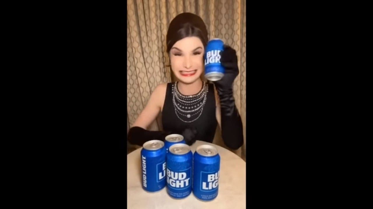 „Bud Light“ prarado daugiau nei milijardą dolerių už savo reklamą su translyčiu
