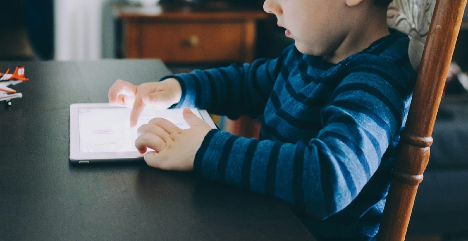 Lietuvoje pradėta iniciatyva padėsianti mažinti vaikų praleidžiamą laiką prie telefonų