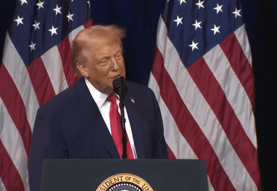 Trumpas dėkoja Iranui paskelbus apie Hormūzo sąsiaurio atidarymą